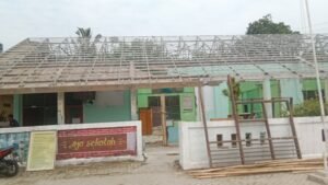 Rehabilitasi Ruang Kelas SDN Pabuaran 2 Kecamatan Jayanti : Pekerja Tanpa K3, Atap Genteng di Angkut Kepsek
