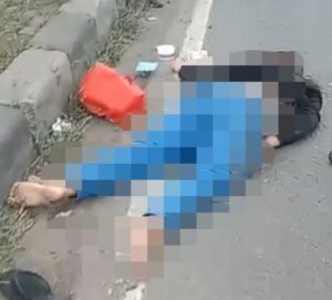 Diduga Jatuh Dari Mobil Truk Saat Melintas di jln Raya Serang Km 32, Seorang Gadis Muda Usia 24 Tahun Terkapar di Pinggir Jalan Raya