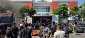 Demo Murka di Kediri: Bank Daerah Kabupaten Kediri Diserbu Ratusan Massa karena Kasus Debt Collector yang ‘Nakal’!