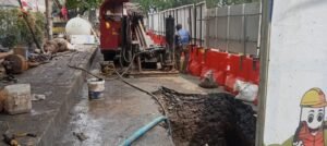 Galian Pipa PDAM Bikin M. Toha Lumpuh, Warga Kesal: Bahaya di Depan Mata