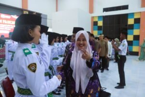 Lurah Hj Ine Susilawati, A.Md.,Kep.,SKM., S.IP Hadiri Acara Pengukuhan Paskibra Tingkat Kacamatan Cikupa 2025