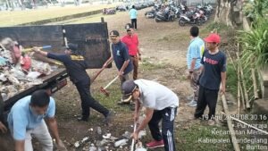 Camat Menes Bersama Muspika dan Ketua PHBN Serta Warga Purwaraja Antusias Laksanakan Giat Bersih-Bersih di Alun-Alun Menes
