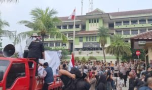 Aksi Demo di Depan Kantor Bupati: FWJ Indonesia Tuntut Tanggungjawab Bupati