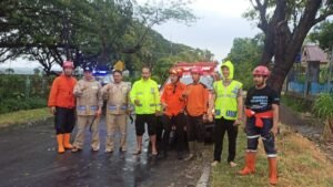 Polisi Sigap Tangani Pohon Tumbang di Jalan Raya Rejoso