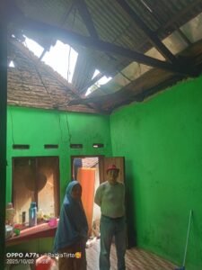 Rumah Warga Tersambar Petir, Kades Bulagor Jaenudin, SH Tunjukkan Kepedulian Nyata