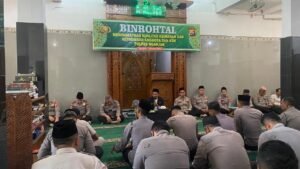 Polres Nganjuk Gelar Binrohtal, Tekankan Pentingnya Sholat sebagai Tolak Ukur Batiniah
