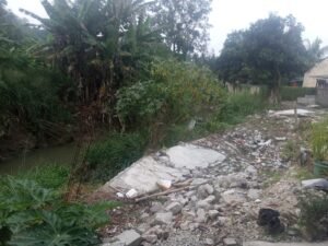 Tebing Sungai Longsor Parah Satu unit Gedung TPA Ambruk di Perumahan Villa Balaraja
