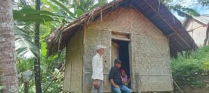 Nenek Sebatang Kara di Cikeusik Hidup di Rumah Reot Berukuran 3×4 Meter