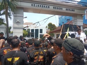 Ormas Lapbas Indonesia Gelar Aksi Damai di Depan Kejari Kota Serang