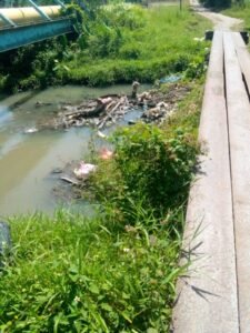 Warga Desak Pihak Terkait Bersihkan Irigasi Penuh Sampah di Sumur Bandung