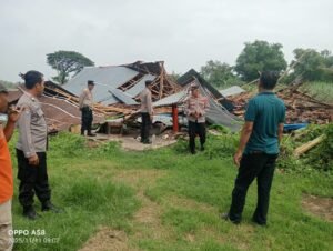 Polsek Kertosono Turun Kelapangan memastikan Tidak ada korban jiwa Dalam Puting beliung Desa Drenges .