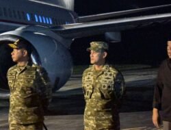 TNI Perkuat Kesiapsiagaan di Bangka Belitung, Pangdam II/Sriwijaya dampingi Panglima TNI Saksikan Terjun KDOL malam Hari