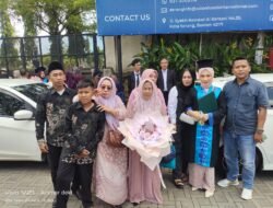Air Mata Perjuangan: Acu Nuraip Peluk Kebahagiaan Saat Putrinya Diwisuda Lulus S1