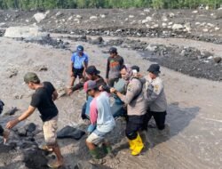 Polisi Evakuasi Warga Terdampak Banjir Lahar Semeru di Lumajang