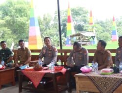 Kapolres Nganjuk Perkuat Silaturahmi Kamtibmas di Ngetos, Serahkan Bantuan Gergaji Mesin