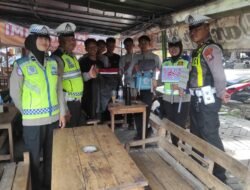 Tebak Rambu Berhadiah Helm SNI, Polantas Nganjuk Sapa Warga dengan Cara Seru dan Edukatif