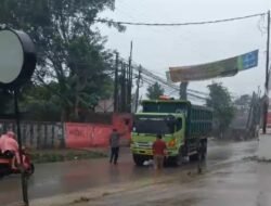 Tak Peduli Aturan, Truk Tanah Dihadang! Aktivis dan Ormas Turun ke Jalan di Cisoka
