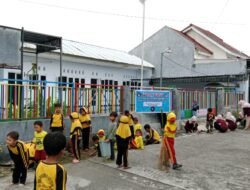 Menyongsong liburan TPA-KB-TK Nurul Ulum Nganjuk kerja bakti di lingkungan sekolah