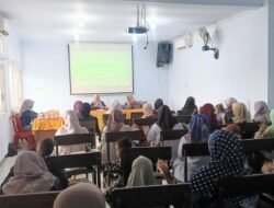 Wali murid TPA KB TK Nurul Ulum bergembira terharu dan bangga melihat Laporan Hasil Belajar anak anaknya