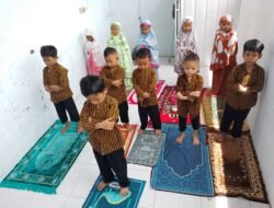 Praktek Sholat Berjamaah Siswa TPA KB TK Nurul Ulum Nganjuk Menjadikan khusuk dan khidmat Beribadah