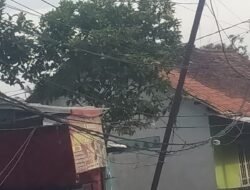 Warga Bakung, Desa Cikande Resah Tiang Internet Miring dan Kabel Semeraut