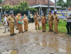 Jalan Berlubang Di Dusun Bandung Ngronggot Nganjuk Kerap Celakai Pemotor Warga Protes Menanam Pohon Pisang