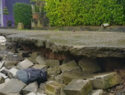 Bibir Sungai Longsor, Akses Jalan di Perumahan Villa Balaraja Terancam Putus, Rumah Warga Berpotensi Terdampak