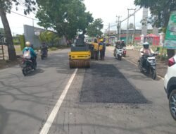 Tim Pemelirahaan Rutin UPTD PJ2WP V Jabar Tengah Benahi Jalan