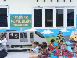 Belajar Dengan Media Mural di Dinding Murid-Murid TPA KB TK Nurul Ulum Lebih Berinovasi