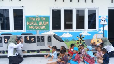 Belajar Dengan Media Mural di Dinding Murid-Murid TPA KB TK Nurul Ulum Lebih Berinovasi