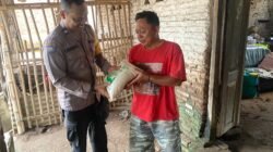 Tembus Desa Binaan, Aipda Andik Candra Bagikan Zakat Fitra Polres Nganjuk ke Warga