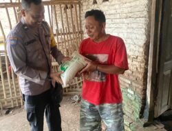 Tembus Desa Binaan, Aipda Andik Candra Bagikan Zakat Fitra Polres Nganjuk ke Warga