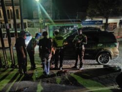 Tengah Malam Ban Pecah di Nganjuk, Pemudik Ini Dapat Bantuan dari Bengkel Gratis Polres, Aksi Cepat Polisi Tuai Pujian
