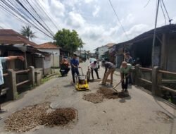 Tingkatkan Kenyamanan Akses Publik, Pemdes Talagasari Perbaiki Jalan Rusak Depan Kantor Desa