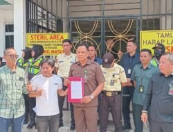 Massa CACA Sumsel Gelar Aksi di PN Palembang Terkait Persidangan Kasus Dugaan Korupsi Dana Pokir.DPRD OKU di Pengadilan Tipikor Palembang
