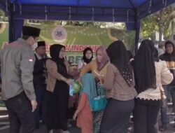 Aliansi Madura Indonesia Salurkan 2.000 Paket Sembako di Depan Gedung Grahadi