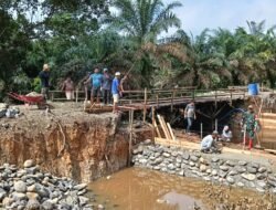 Sinergi Tanpa Batas! TNI dan Warga Campur Sari Gotong-royong Bangun Jembatan: Bentuk Kemanunggalan TNI-Rakyat