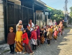 TPA KB TK Nurul Ulum Nganjuk Meriahkan Hari Kartini Dengan Busana Adat Yang Penuh Warna 