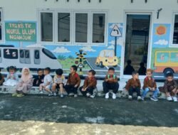 Latih Kemandirian Sejak Dini, Siswa TPA KB TK Nurul Ulum Nganjuk Budayakan Antri Saat Penjemputan