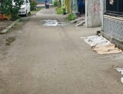 VIRAL! Tak Sabar Menunggu Perbaikan, Warga Nganjuk Swadaya Benahi Jalan Rusak dari Hasil Iuran