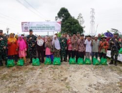 Tak Hanya Tinjau Latihan Kesiapan Prajurit Yonif 147/KGJ : Pangdam II/Swj Sapa dan Berbagi Sembako dengan Warga Semendo