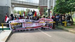 Massa LASKAR SUMSEL Sambangi Kejati Sumsel Laporkan Dugaan Penyimpangan Operasional PLTU Banjarsari Rp2,8 Triliun