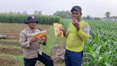 Dukung Swasembada Pangan, Bhabinkamtibmas Polsek Nganjuk Kota Bagikan Benih Jagung Bhayangkara kepada Petani